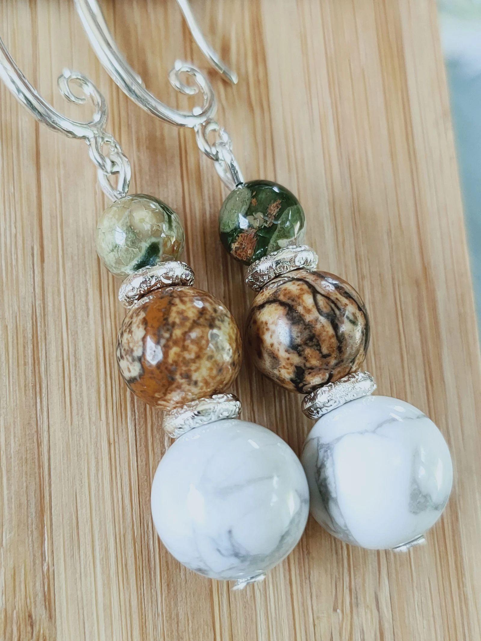 Une paire de boucles d'oreilles style bohème